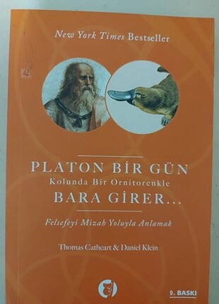 Platon bir gün kolunda bir ornitorenkle bara gider