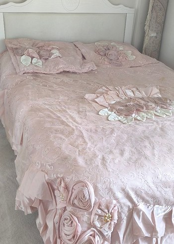 Pembe Nakışlı Fırfırlı Yatak Örtüsü - Görsel 6