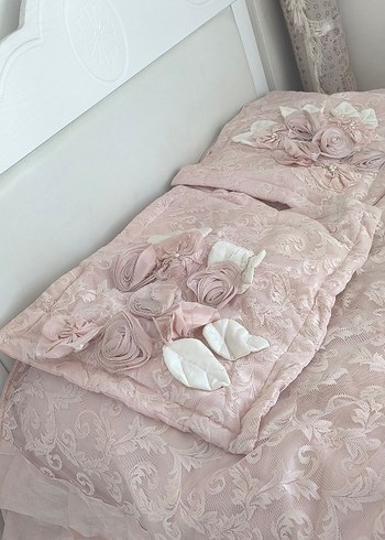 Pembe Nakışlı Fırfırlı Yatak Örtüsü - Görsel 5