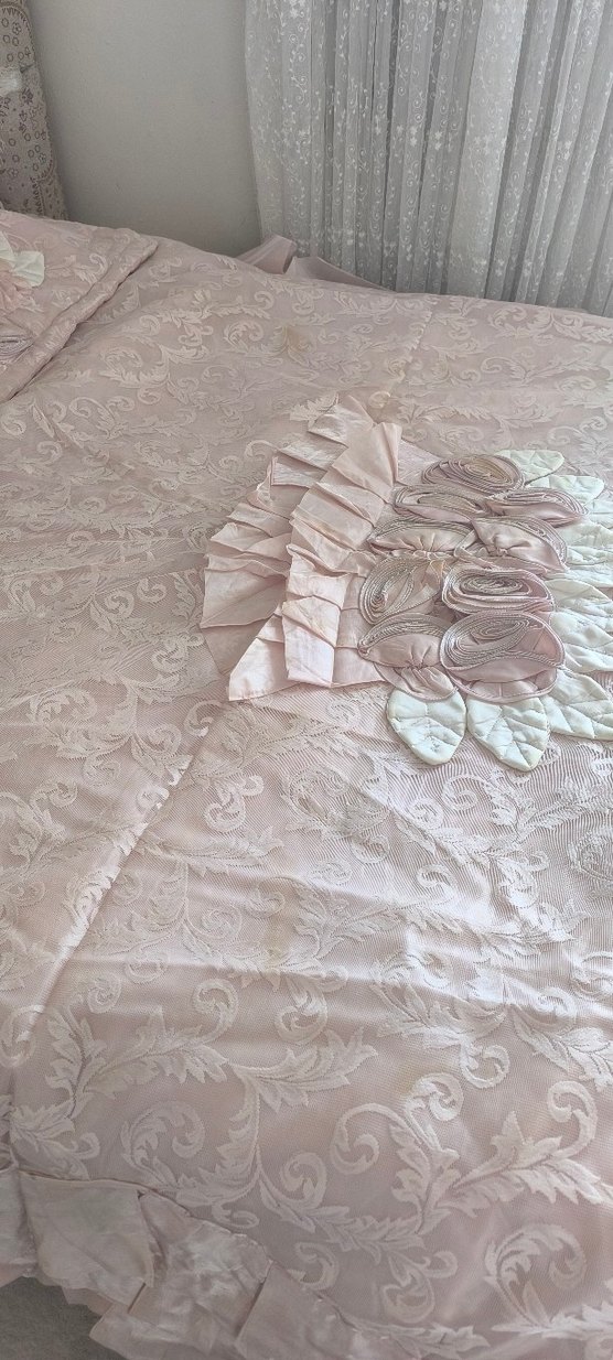 Pembe Nakışlı Fırfırlı Yatak Örtüsü - Görsel 4