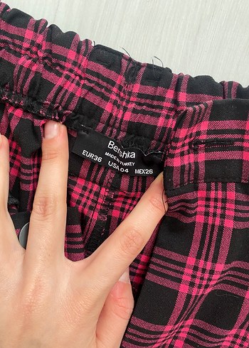 Düğmeli Pembe Ekoseli Rahat Kadın Pantolon Bershka - Görsel 2