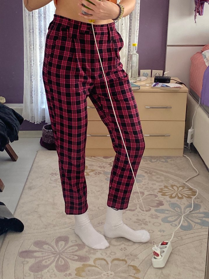 Düğmeli Pembe Ekoseli Rahat Kadın Pantolon Bershka - Görsel 3