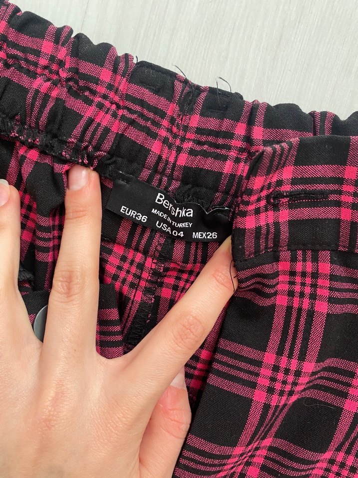 Düğmeli Pembe Ekoseli Rahat Kadın Pantolon Bershka - Görsel 2