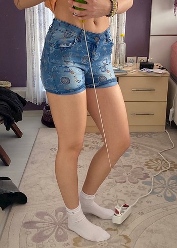 Renkli Baskılı Düğmeli Kız Kot Şort - Görsel 2