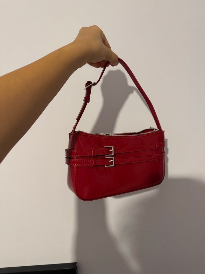 Kırmızı Parlak Deri Kemerli Kadın Çanta - Görsel 3