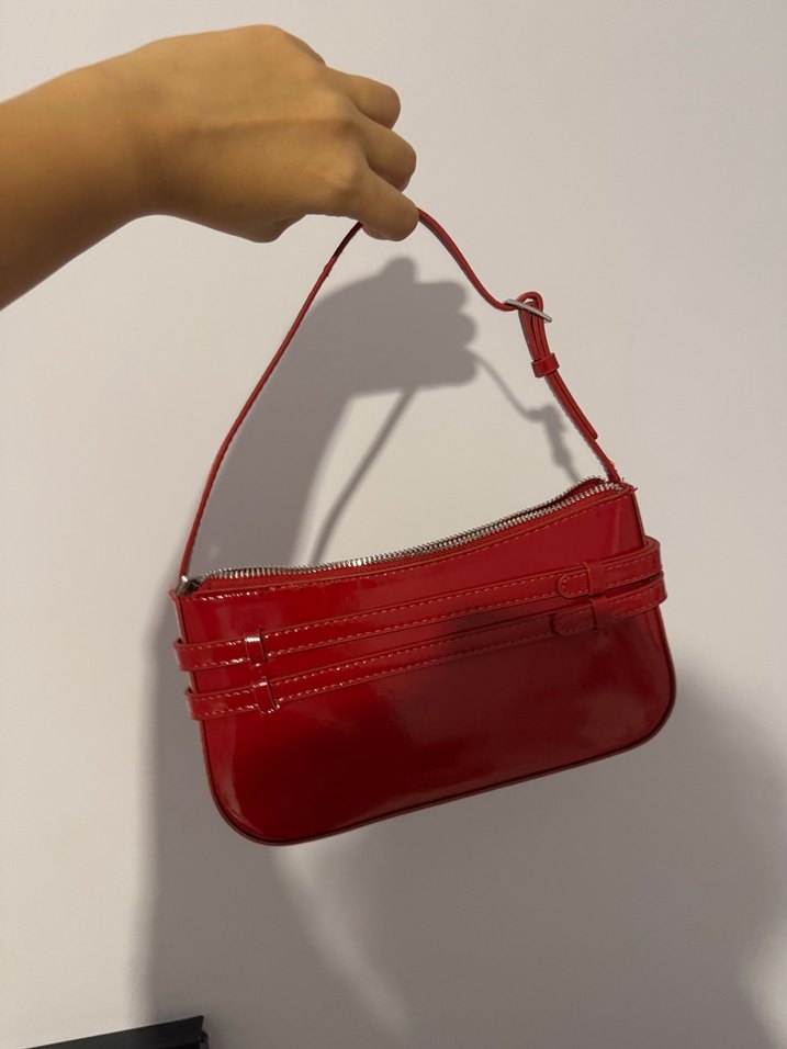 Kırmızı Parlak Deri Kemerli Kadın Çanta - Görsel 2