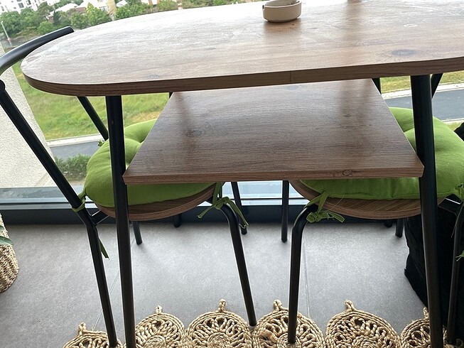 Diğer 2 sandalye bir masa mutfak balkon masası