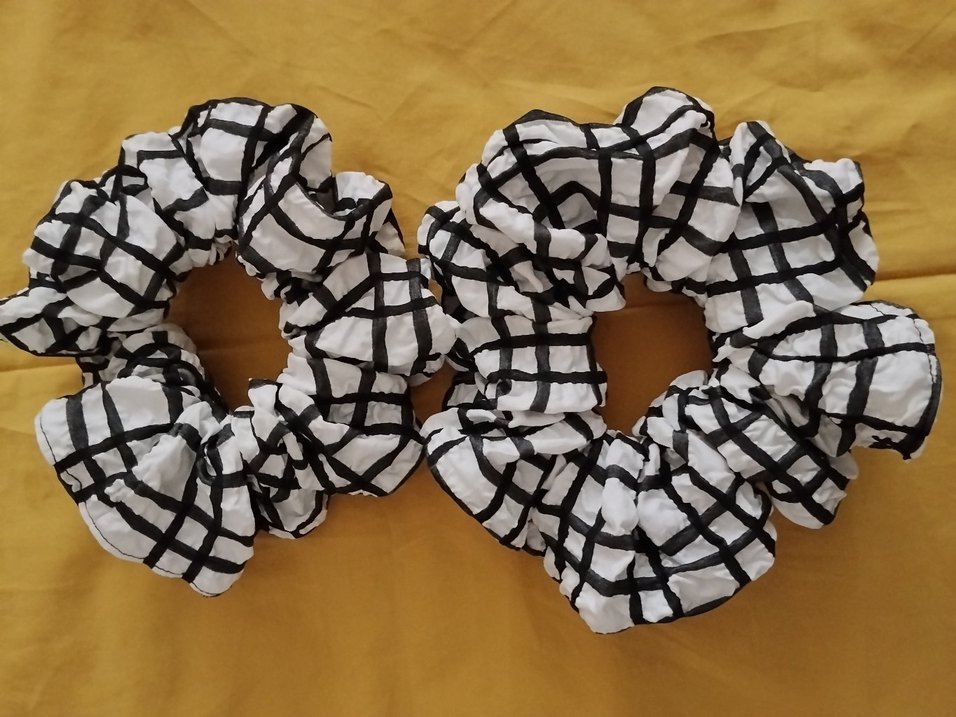 Fırfırlı Siyah Beyaz Saç Tokası - Görsel 2