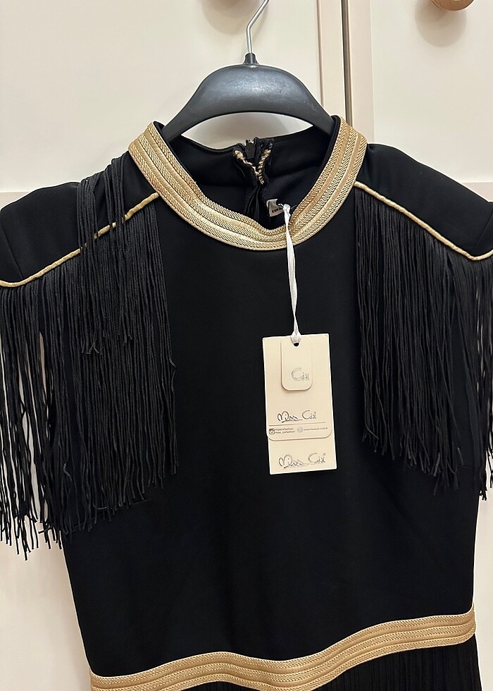 Püsküllü gold detatlı mini elbise - Görsel 2