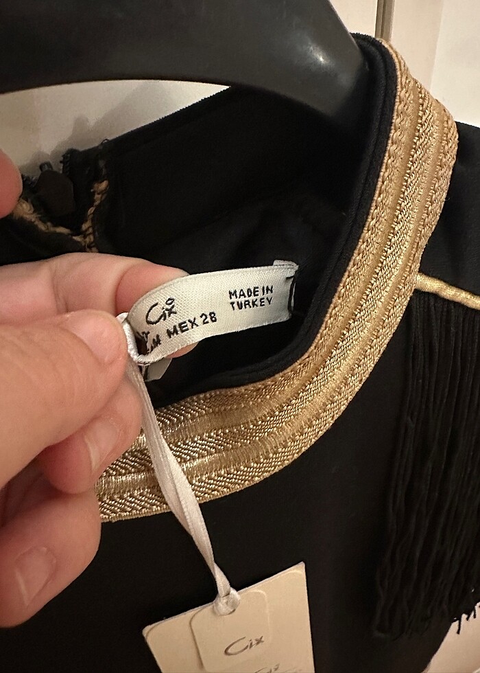 Püsküllü gold detatlı mini elbise - Görsel 3