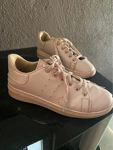 Pembe düz taban