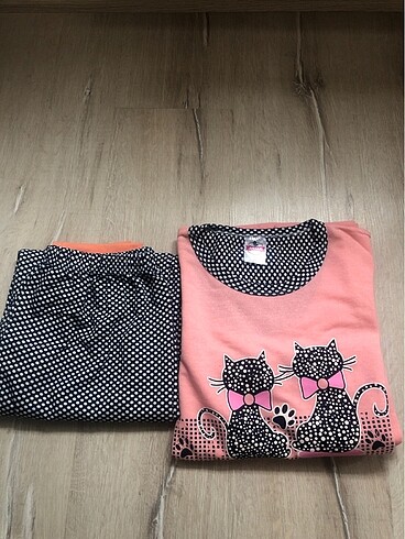 etiketli pijama takımı