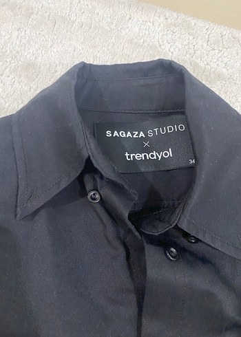 Trendyolmilla sahada studio siyah gömlek - Görsel 2