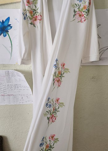 Beyaz Çiçekli Uzun Bohem Kimono - Görsel 2