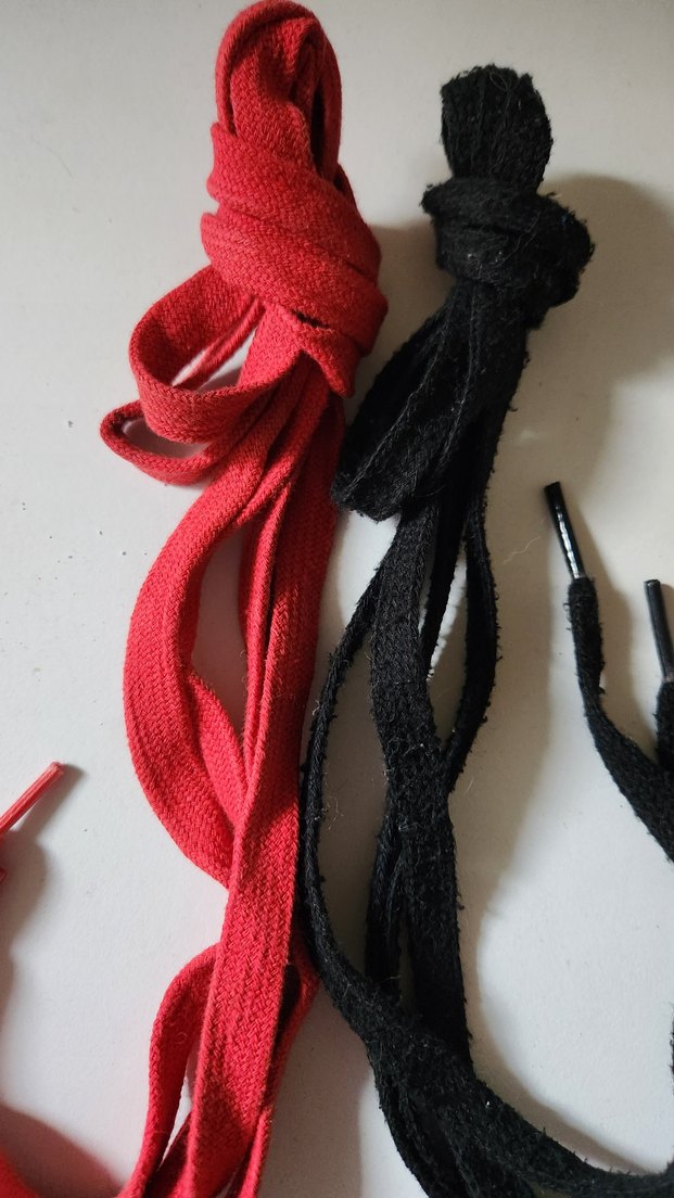 Kırmızı ve Siyah Ayakkabı Bağcığı - Görsel 2