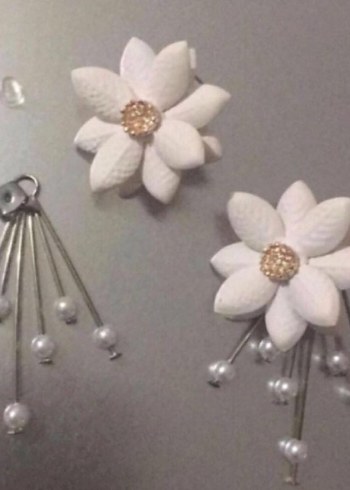 Krem Çiçekli Mini Küpe - Görsel 2