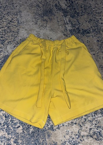 Sarı Rahat Kesim Mini Şort