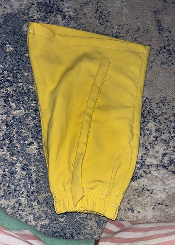 H&M Sarı Rahat Kesim Mini Şort