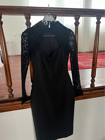 Siyah dantel kol elbise