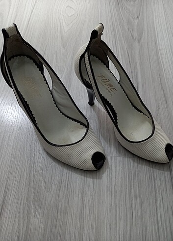 Beyaz siyah şeritli topuklu ayakkabı 