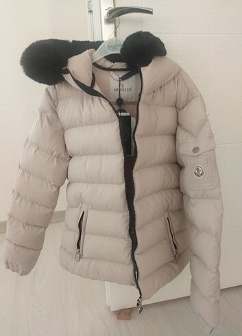 Moncler sıfır ürün Q okuması vardır.