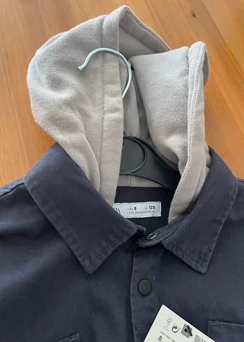8 Yaş Beden mavi Renk Zara marka, etiketli, Kapüşonlu Koyu Mavi Erkek Kot Ceket