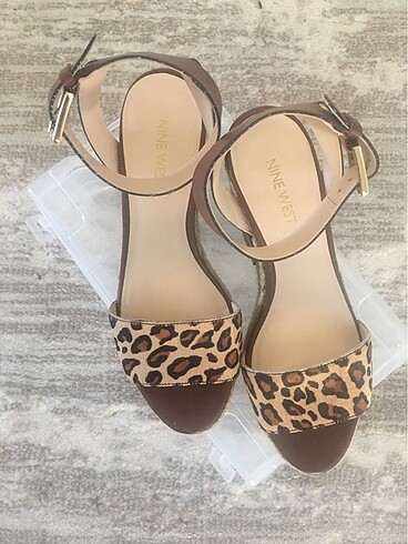 Nine west leopar desenli dolgu topuk sandalet