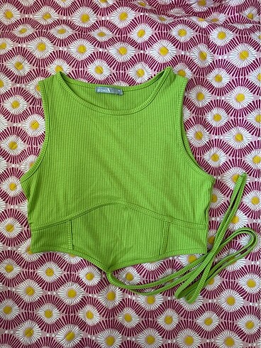Belden bağlamalı yeşil crop bluz