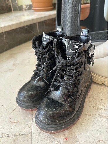 Siyah rugan kız çocuk bot - Görsel 3