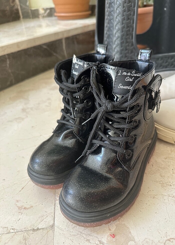 Siyah rugan kız çocuk bot - Görsel 3