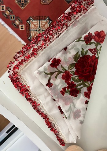 Kırmızı Çiçek Desenli Fırfırlı Kadın oya - Görsel 2