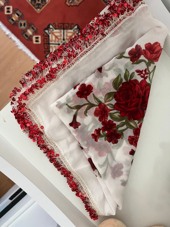 Kırmızı Çiçek Desenli Fırfırlı Kadın oya - Görsel 3