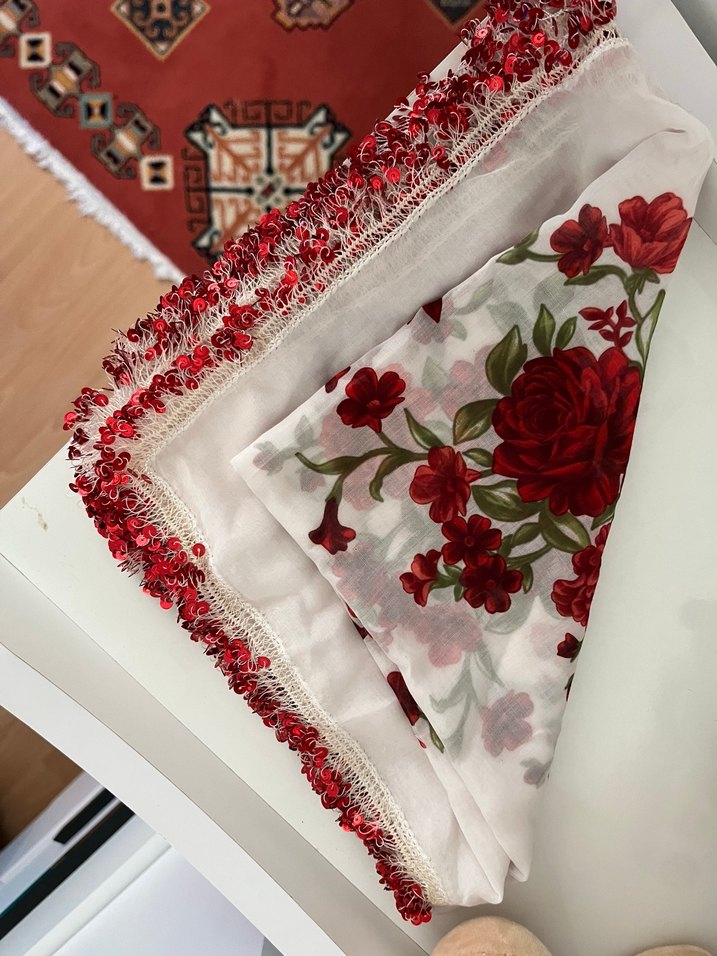 Kırmızı Çiçek Desenli Fırfırlı Kadın oya - Görsel 2