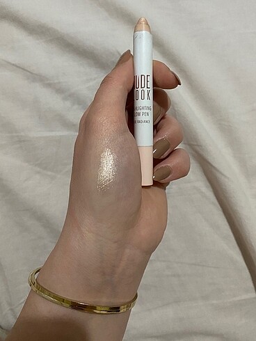Golden rose nude look highlighter