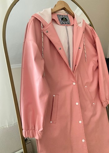 Düğmeli Uzun Pembe Kadın Yağmurluk - Görsel 5