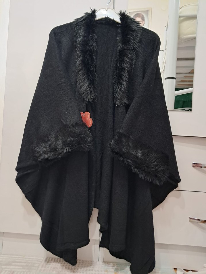 Kürk Detaylı Siyah Uzun Kadın Panço - Görsel 4
