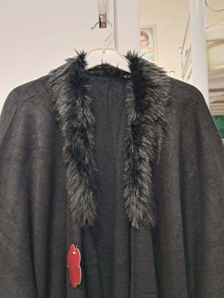 Kürk Detaylı Siyah Uzun Kadın Panço - Görsel 5