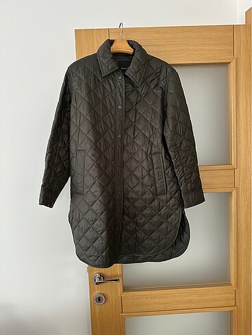 Massimo Dutti marka ince kapitone mont