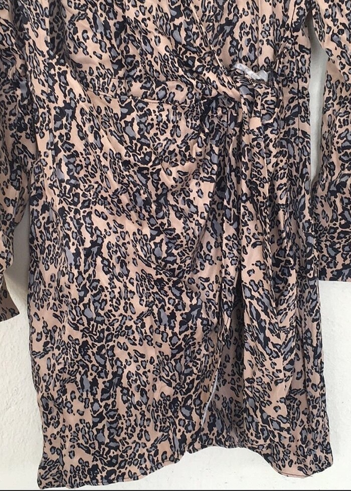 Leopar desenli saten elbise - Görsel 3
