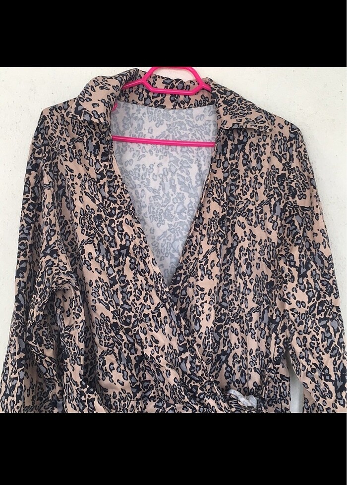 Leopar desenli saten elbise - Görsel 2