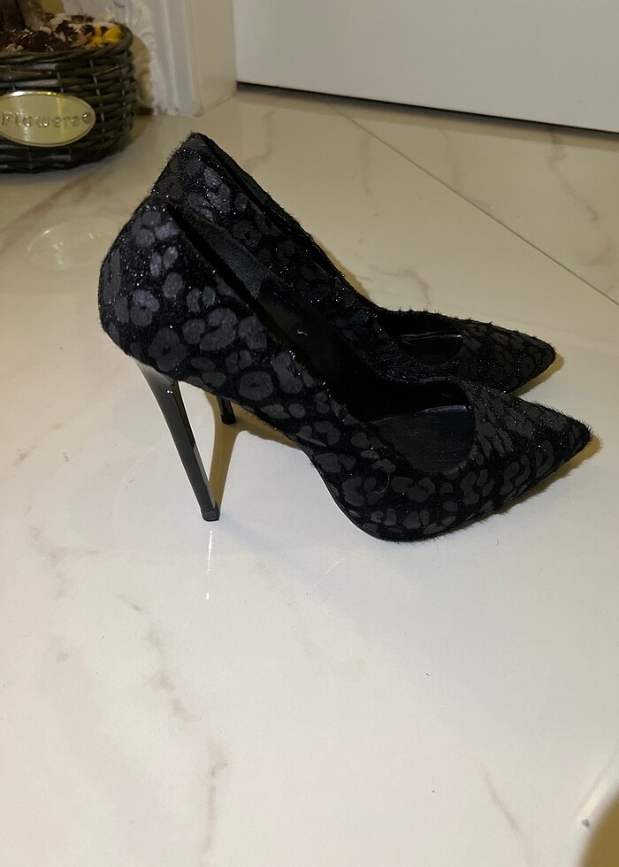 Siyah topuklu ayakkabı - Görsel 2