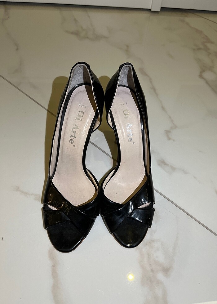 Siyah parlak topukları altın rengi topuklu ayakkabı - Görsel 2