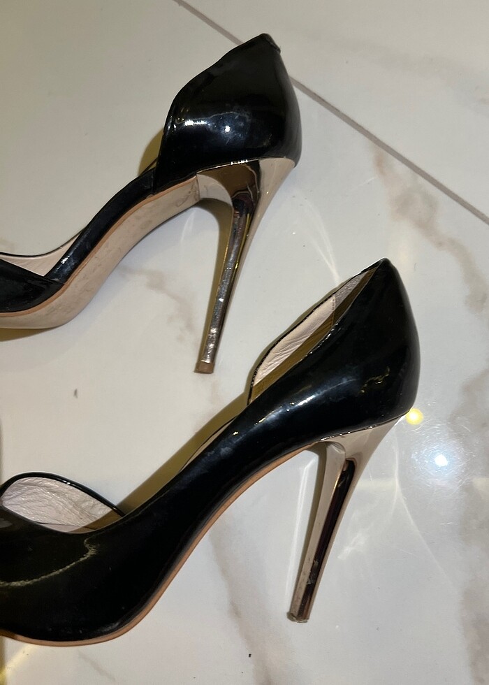 Siyah parlak topukları altın rengi topuklu ayakkabı - Görsel 3