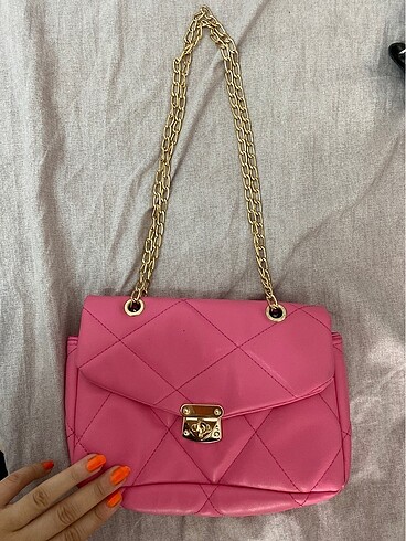 Pembe zincirli çanta