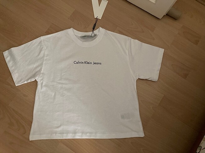 Etiketli Calvin Klein Tişört