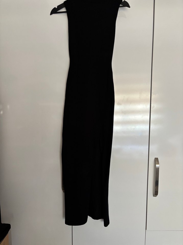 Siyah Yüksek Yakalı Uzun Kolsuz Elbise - Görsel 3