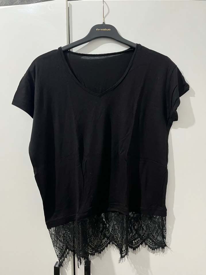 Siyah V Yaka Dantelli Kısa Kollu Bluz - Görsel 2