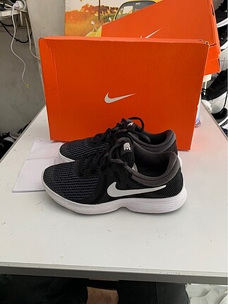 Nike revolution 4