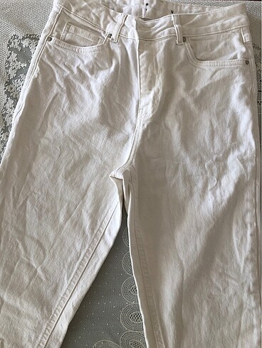 Beyaz yırtmaçlı pantolon