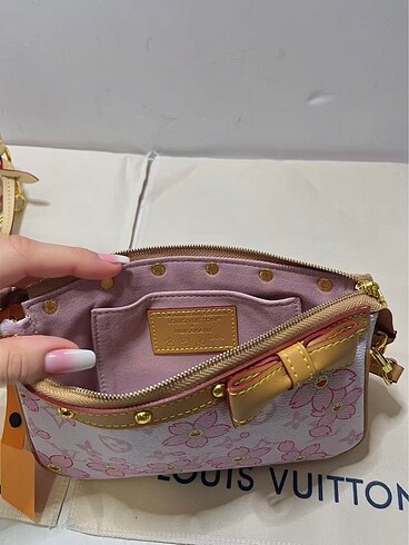 Louis Vuitton pembe murakami pochette